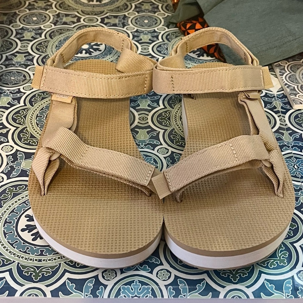 COPY - Woman’s Teva sandal size 8 beige